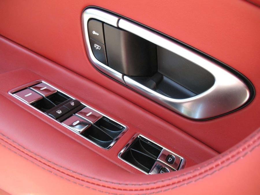 Детали интерьера Bentley Continental GTC 2007 года  (фото 9 из 51)